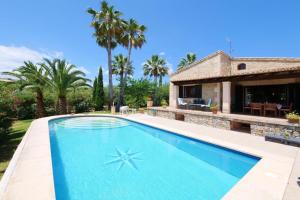 ein Swimmingpool vor einem Haus in der Unterkunft Sa Vinyeta de Son Jaumell in Capdepera