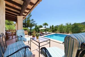 eine Terrasse mit Stühlen und einem Swimmingpool in der Unterkunft Sa Vinyeta de Son Jaumell in Capdepera + 21 Fotos