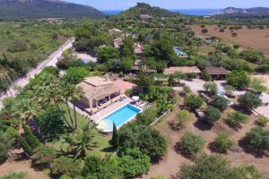 eine Luftaufnahme eines Hauses mit Swimmingpool in der Unterkunft Sa Vinyeta de Son Jaumell in Capdepera