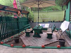 patio con tavolo da picnic e ombrellone di Holiday Home Nature Neno a Visoko