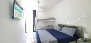 Un dormitorio con una cama azul y un estante en Appartamento in Piazza Italia, en SantʼAntìoco