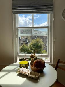 stół z oknem i trochę jedzenia na nim w obiekcie The Taybank w mieście Dunkeld