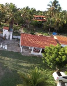 een luchtzicht op een huis met een rood dak bij Baleia Beach - Casa de Praia in Itapipoca