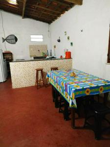 een tafel in een keuken met een tafelkleed erop bij Baleia Beach - Casa de Praia in Itapipoca