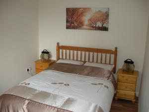 1 dormitorio con 1 cama y una foto en la pared en Beautiful 3-Bed House in Knock en Knock