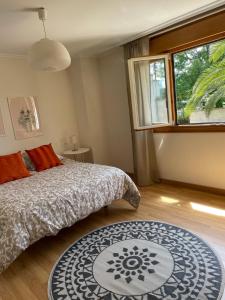 Postel nebo postele na pokoji v ubytování Terraza con vistas en Cangas