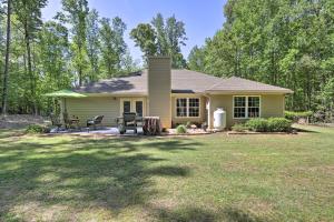 Photo de la galerie de l'établissement Idyllic Eatonton House with Patio and Lake Access!!, à Eatonton 