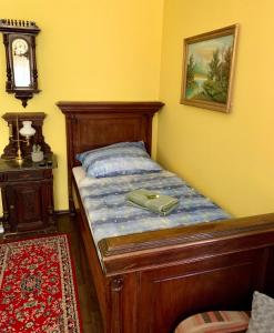 سرير أو أسرّة في غرفة في Mátrai Vadászház 2