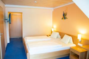 Tempat tidur dalam kamar di Strandhotel Burgstaller