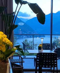 una mesa y sillas con vistas al agua en Hotel Lago en Torno