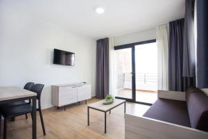 Телевизор и/или развлекательный центр в Apartamentos Maryciel By Mc