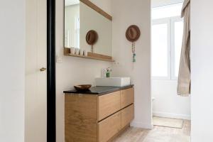 W łazience znajduje się umywalka i lustro. w obiekcie Rosier37 w Antwerpii