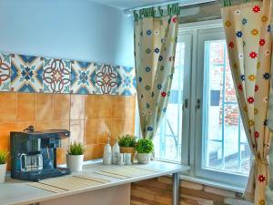 w kuchni z ekspresem do kawy i oknem w obiekcie Апартамент Компас w Burgas