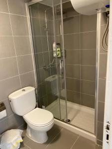 Un baño con inodoro y ducha en Puerta del Sol (Caleta de Fuste), en Caleta de Fuste 9 fotos más