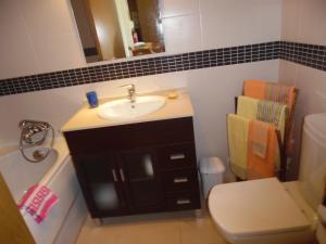 Phòng tắm tại Praia Residence - frente à praia e vista mar