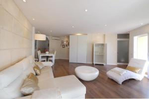 ein Wohnzimmer mit einer weißen Couch und einem Tisch in der Unterkunft Casa Mediterraneo in Alcúdia