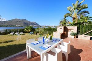 ein weißer Tisch und Stühle auf einer Terrasse in der Unterkunft Casa Mediterraneo in Alcúdia