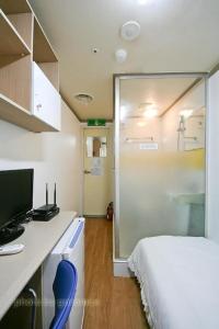 een ziekenhuiskamer met een bed en een glazen schuifdeur bij Rodemhouse in Seoul