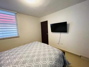 Ένα ή περισσότερα κρεβάτια σε δωμάτιο στο Private Patio Retreat with Zen Vibe and FREE Laundry