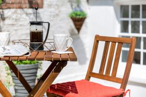una mesa con una taza de café y una licuadora en 6 Elizabeth House - By Luxury Apartments, en Cheltenham