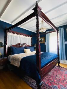 Un pat sau paturi într-o cameră la 1000 Islands Bed and Breakfast-The Bulloch House