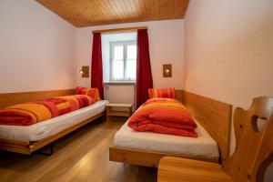 Tempat tidur dalam kamar di Ferienwohnung am Dorfplatz