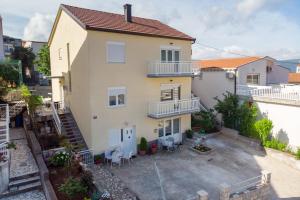 an aerial view of a house with a patio at Apartmani Frane in Neum