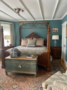 Postel nebo postele na pokoji v ubytování 1000 Islands Bed and Breakfast-The Bulloch House