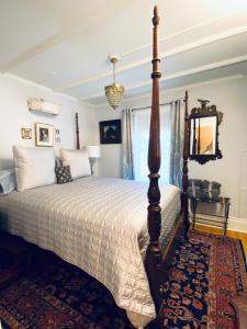 Un pat sau paturi într-o cameră la 1000 Islands Bed and Breakfast-The Bulloch House