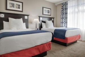 um quarto de hotel com duas camas e uma janela em Club Wyndham National Harbor em National Harbor