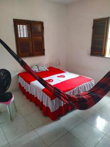a bed with a hammock in a room at Doce Lar - Casa de Praia in Itapipoca