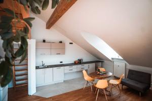 Kuchyň nebo kuchyňský kout v ubytování VISITALPS moderne Ferienwohnung nähe München u Salzburg