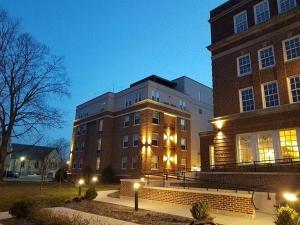 un grande edificio con luci di fronte di The Stella Hotel & Ballroom a Kenosha