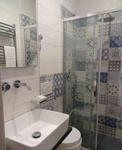 La salle de bains est pourvue de toilettes, d'un lavabo et d'une douche. dans l'établissement Cecio 5 Terre Rooms, à Corniglia