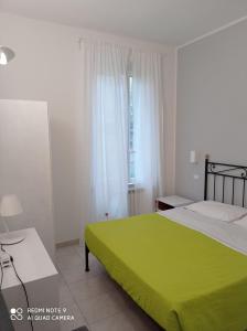 um quarto com uma cama verde e uma janela em Cecio 5 Terre Rooms em Corniglia