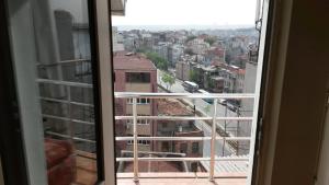 イスタンブールにあるHotel Starの窓から市街の景色を望めます。