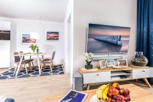 Telewizja i/lub zestaw kina domowego w obiekcie Klif Apartamenty Nadmorskie Tarasy