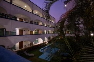 Výhled na bazén z ubytování Hotel Arcos Aeropuerto nebo okolí