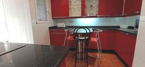 Kuchyňa alebo kuchynka v ubytovaní Apartamento Alteanos, centrico y confortable, soleado, con piscina y jardines, tenis, parking exterior comunitario, y la playa andando 10 min
