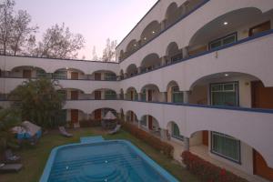 Bazén v ubytování Hotel Arcos Aeropuerto nebo v jeho okolí