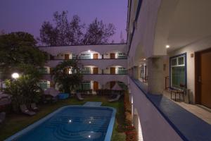 Bazén v ubytování Hotel Arcos Aeropuerto nebo v jeho okolí
