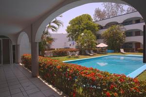 The swimming pool at or close to Hotel Arcos Aeropuerto