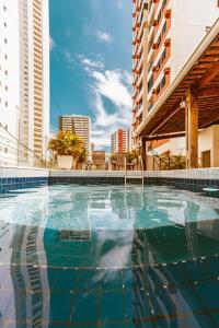 uma piscina no meio de um edifício em Vivaz Boutique Hotel no Recife