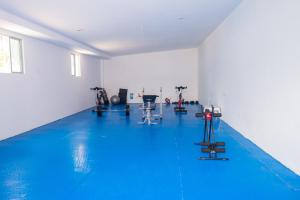 a gym with a swimming pool and exercise equipment at Magico Apartamento Frente al Mar 3 Habitaciones AR91 in Pativilca