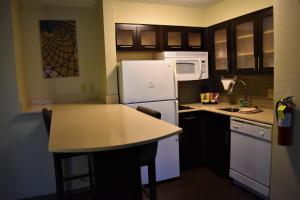 CranburyにあるStaybridge Suites Cranbury - South Brunswick, an IHG Hotelのキッチン(白い冷蔵庫、カウンタートップ付)