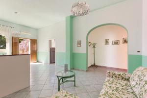 - un salon avec un canapé et une table dans l'établissement Villetta Il Glicine by BarbarHouse, à Porto Cesareo