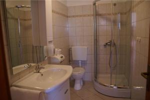 Ένα μπάνιο στο Apartments & Rooms Elda