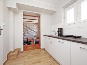 Kuchyňa alebo kuchynka v ubytovaní Apartamenty Gdynia