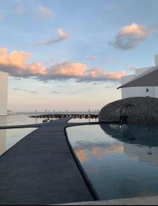 ein Pool am Meer mit einem Gebäude in der Unterkunft Viceroy Los Cabos Oceanview Apartment in San José del Cabo