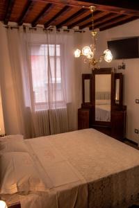 A bed or beds in a room at Fonte alle Ninfe B&B